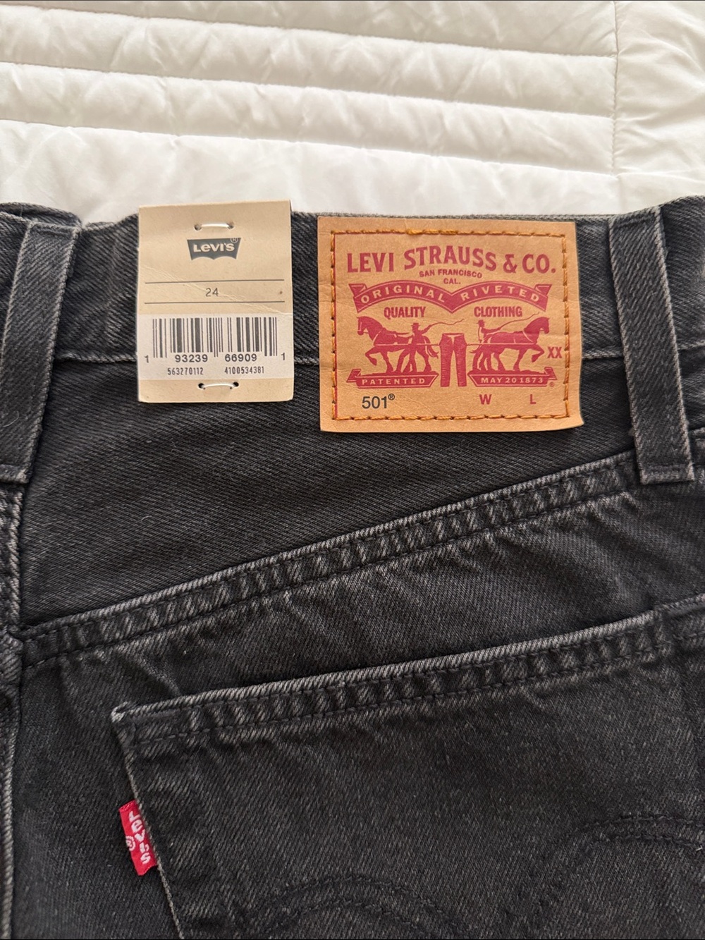 NWT Levi’s High Rise Shorts Black Denim 501 Fly Button Shorts Size 24 - Picture 4 of 5